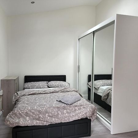 Ilford Town Centre Studio Екстериор снимка